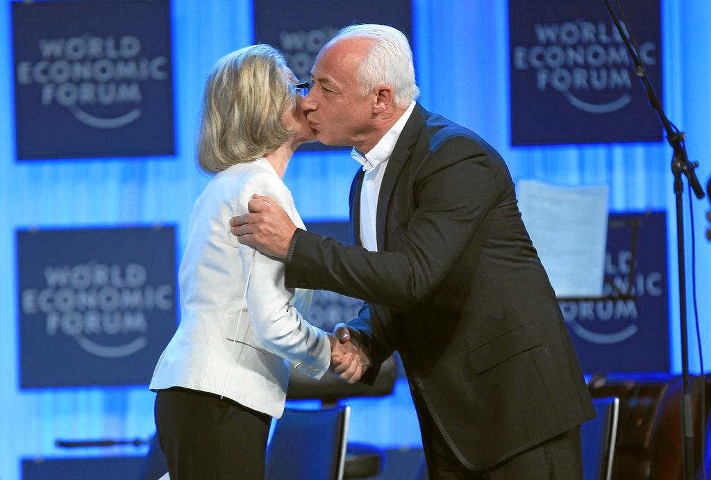 Vladimir Spivakov gives Hilde Schwab a kiss at the Crystal Award Ceremony.