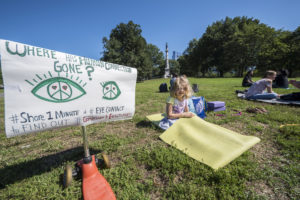 Strangers make silent eye contact at Boston Common