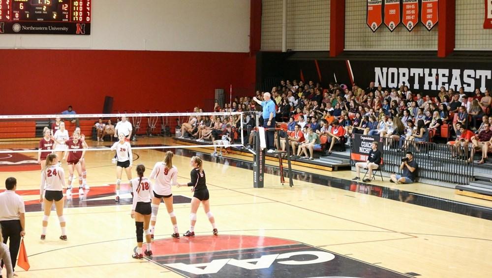 Women’s volleyball preserves perfect record in conference