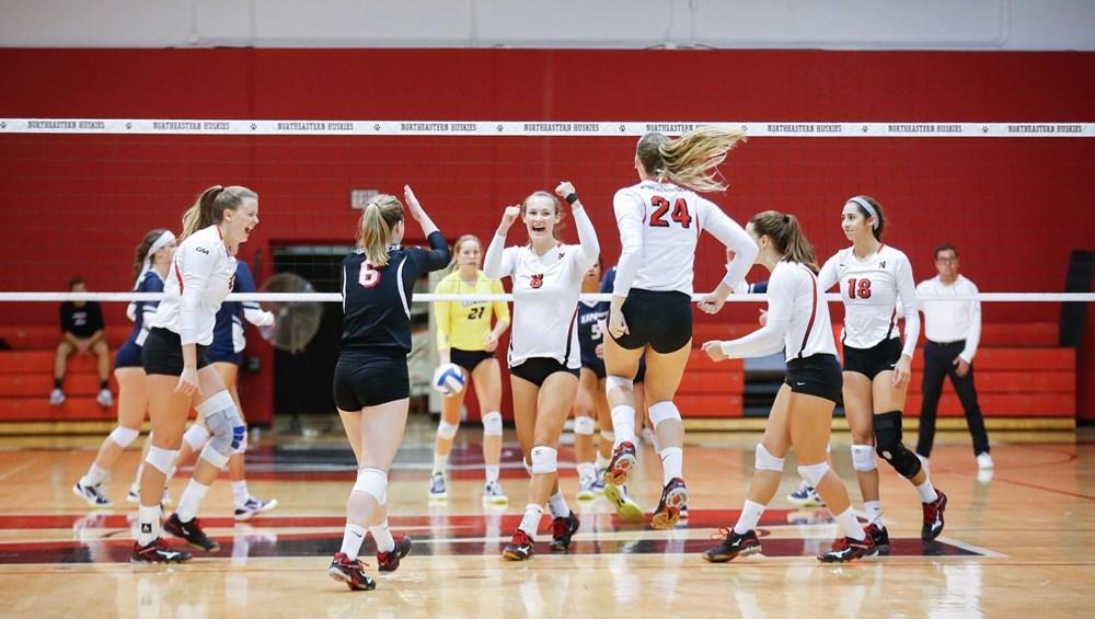 Women’s volleyball maintains winning streak, notches three more home victories