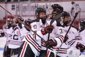 Women’s hockey extends unbeaten streak to 11 games