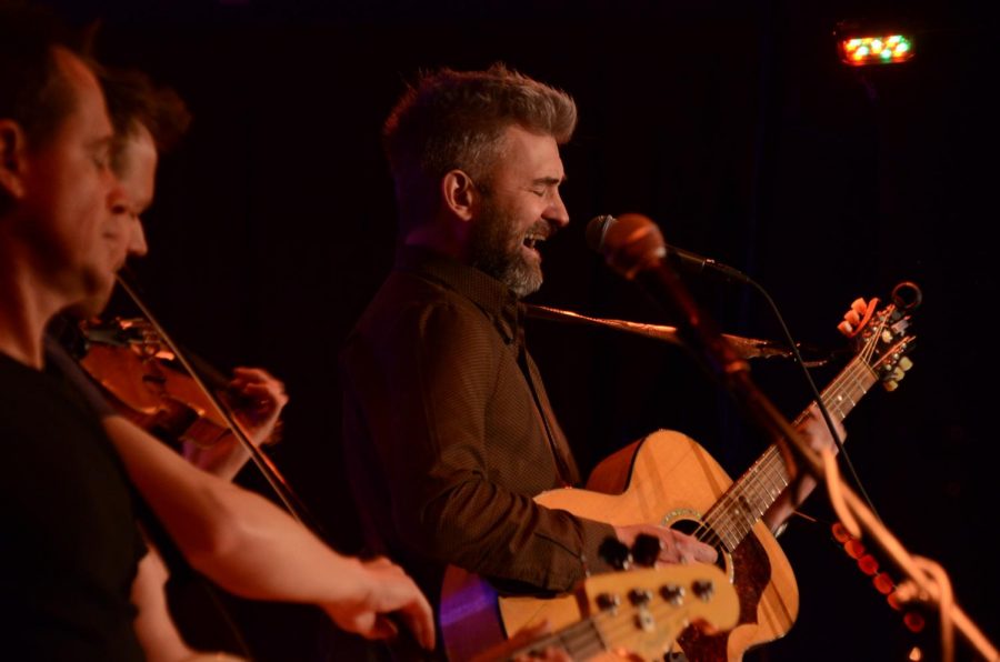 Lead Verve Pipe singer Brian Vander Ark performs during City Winery concert.