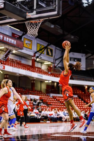 Huskies go 1-1 against Delaware after home loss, 69-81