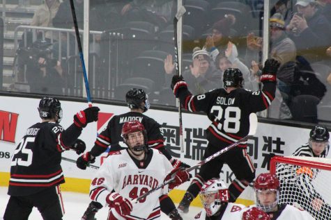 Men’s hockey reaches third straight Beanpot final with 3-1 win over Harvard