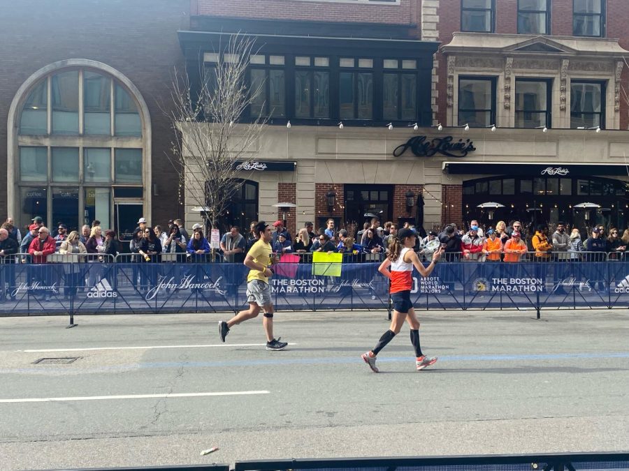 Third-year+Robbie+Neumann+runs+the+126th+Boston+Marathon.