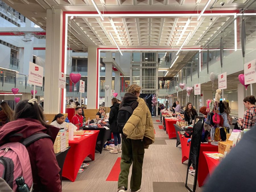 Students+walk+down+the+aisle+of+tables+set+up+by+small+businesses+in+Curry+Student+Center.+Many+businesses+at+the+market+promoted+sustainability+in+their+products.