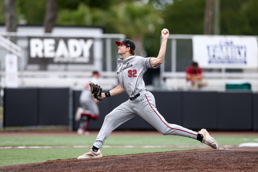 Redshirt+junior+left-hander+James+Quinlivan+lobs+a+pitch+down+the+field.+Quinlivan+allowed+two+hits+and+two+runs+in+3.1+innings+against+the+Seahawks+Sunday+afternoon.