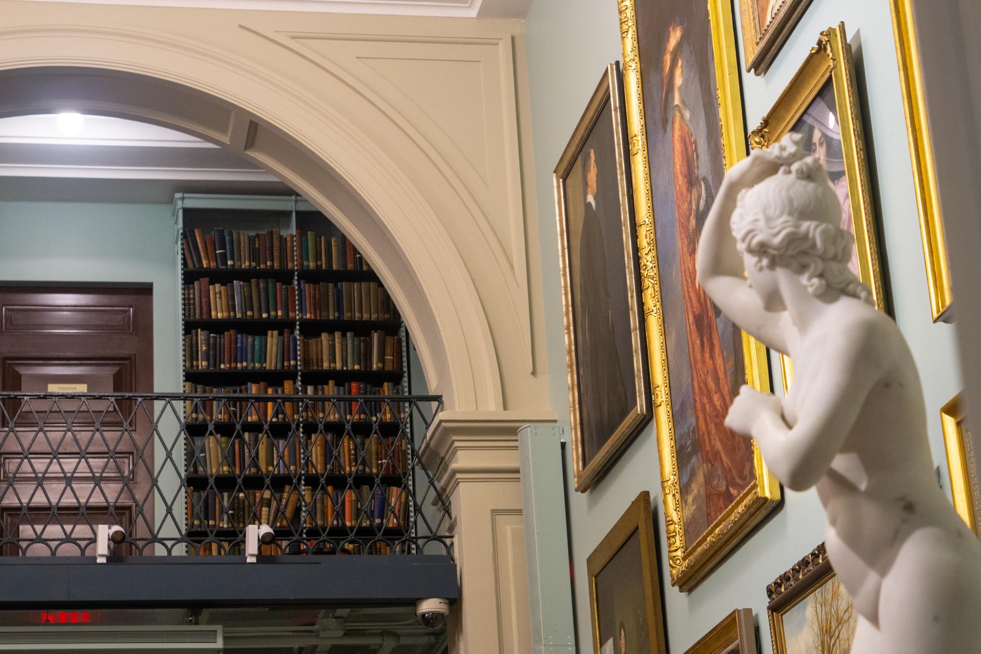 波士顿雅典娜图书馆用城市丰富的历史装点书架