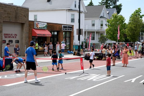 Children play badminton together in the middle of Broadway Street without the worry of traffic. Sanctioned pedestrian zones improved the Carnaval’s road safety, mobility options and economic opportunities.
