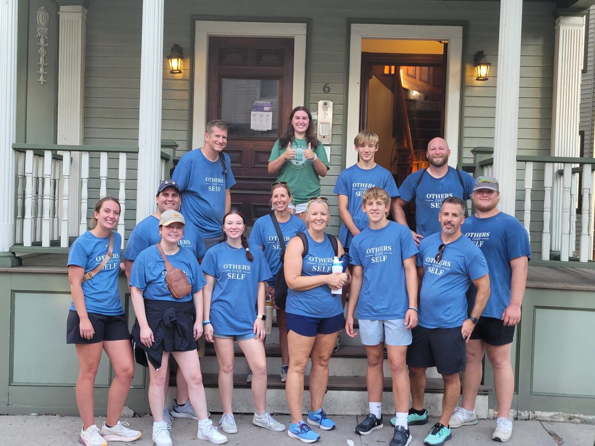 Second-year biomedical engineering major Allie Sandler stands with volunteers from King’s Hill Church outside her apartment building. The volunteers helped Sandler move into her second-floor apartment.  Photo courtesy Jack Sandler.