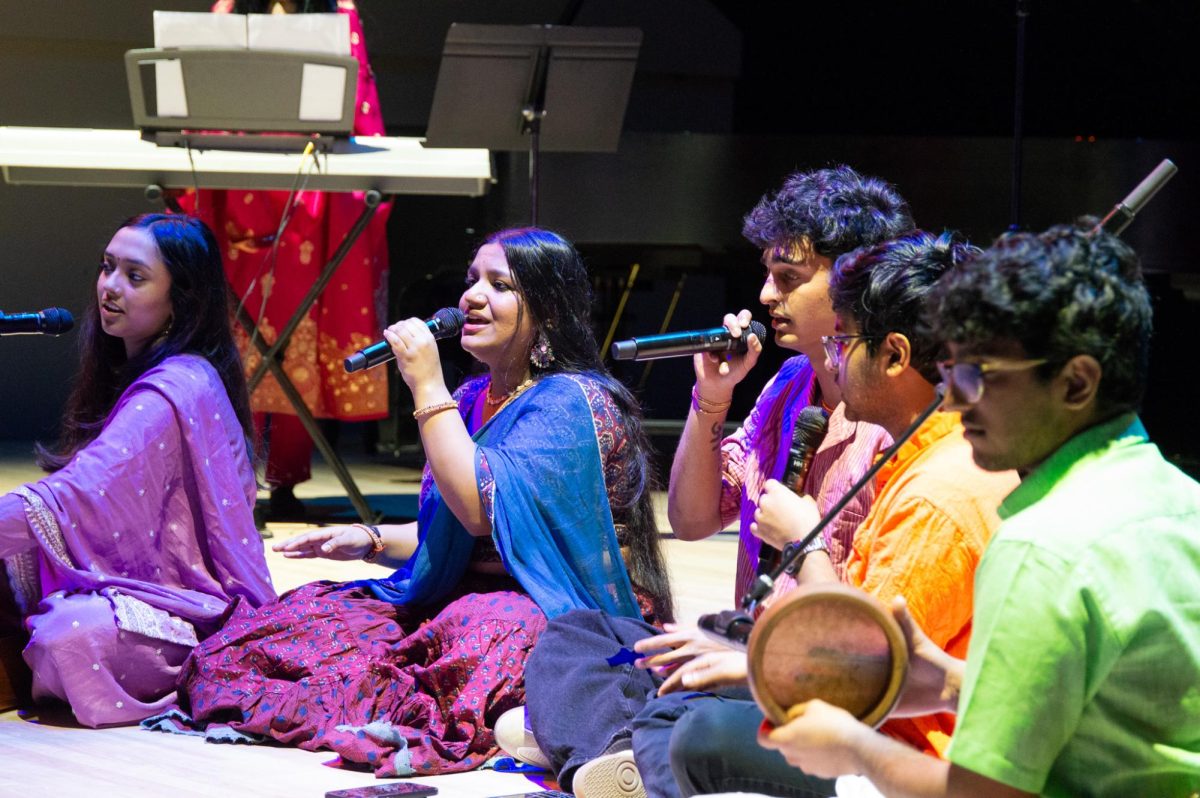 Aaroh members perform “Maula Mere Maula” by Kshitij Tarey, Mithoon and Roopkumar Rathod in colorful attire. During the set, they sat on the floor for a more cozy and intimate ambience.