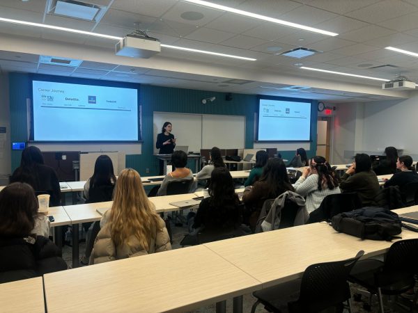 The Girls Into Venture Capital Club convenes for a meeting March 19. Girls Into VC trained students, mentored fellows and pitched ideas in order to educate young women about industry challenges. Photo courtesy Soledad Perez.