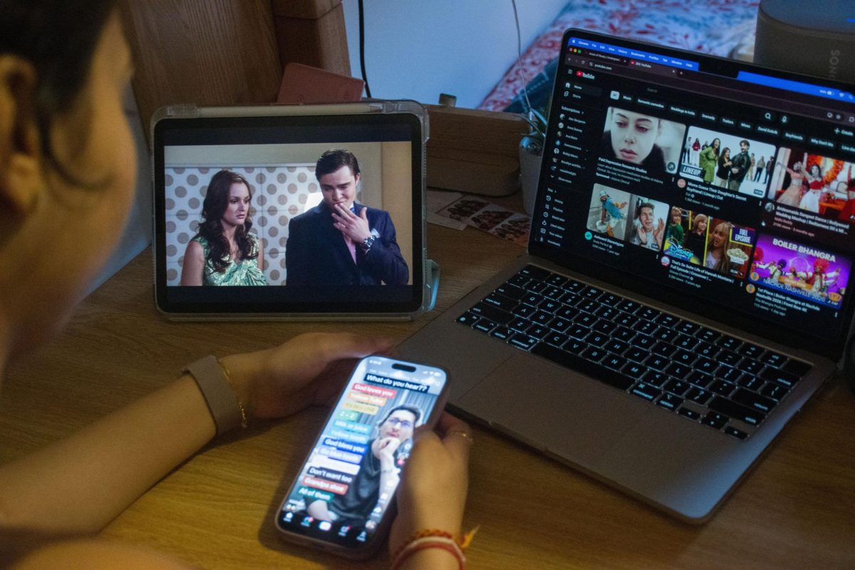 A student uses their laptop, iPad and phone simultaneously April 3. The average attention span of Gen Z dropped to less than 8%, raising concerns about an attention span crisis.